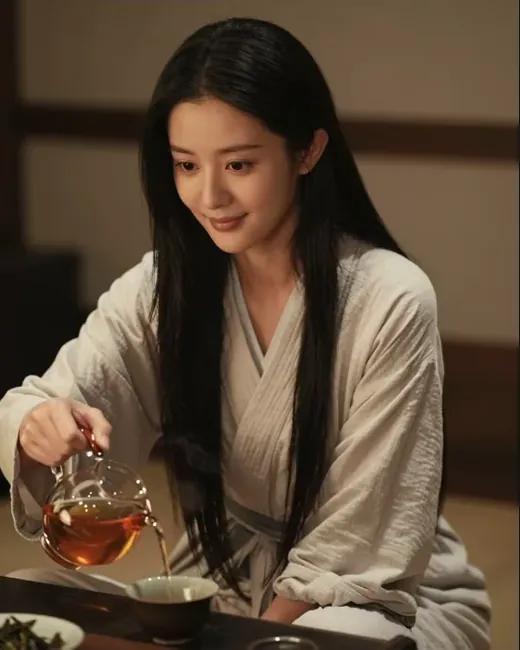 家でお茶を注ぐ同じAI彼女